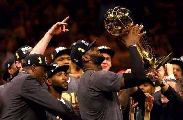 爱游戏体育app詹姆斯重返赛场，最后时刻胜出首场状态出色，勇士观众沸腾！观众掌声雷动(詹姆斯最新数据实时行情)