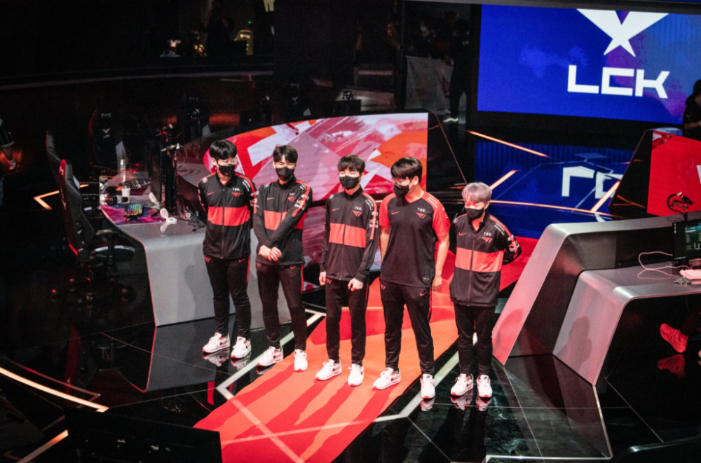 爱游戏电竞Faker意外战胜塞尔维亚队，战术调整引爆全场！热度持续攀升(faker打比赛)