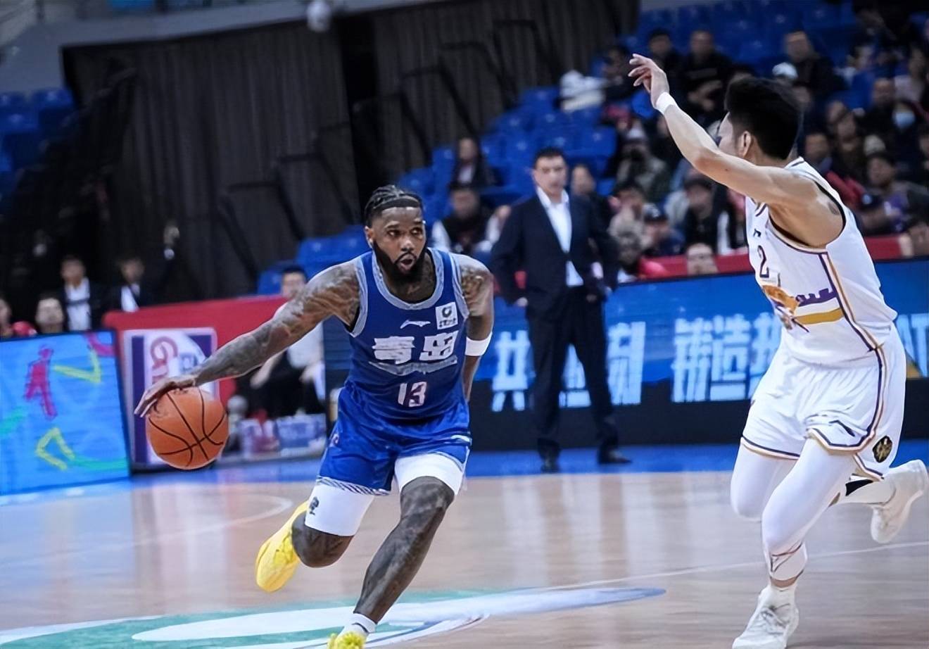 爱游戏体育app国际比赛日突围战来临,山东男篮围绕欧超杯完成体检,气氛紧张,心理建设被强调的简单介绍